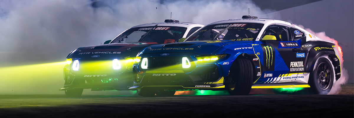 Vaughn Gittin Jr and James Deane battle at FD Atlanta